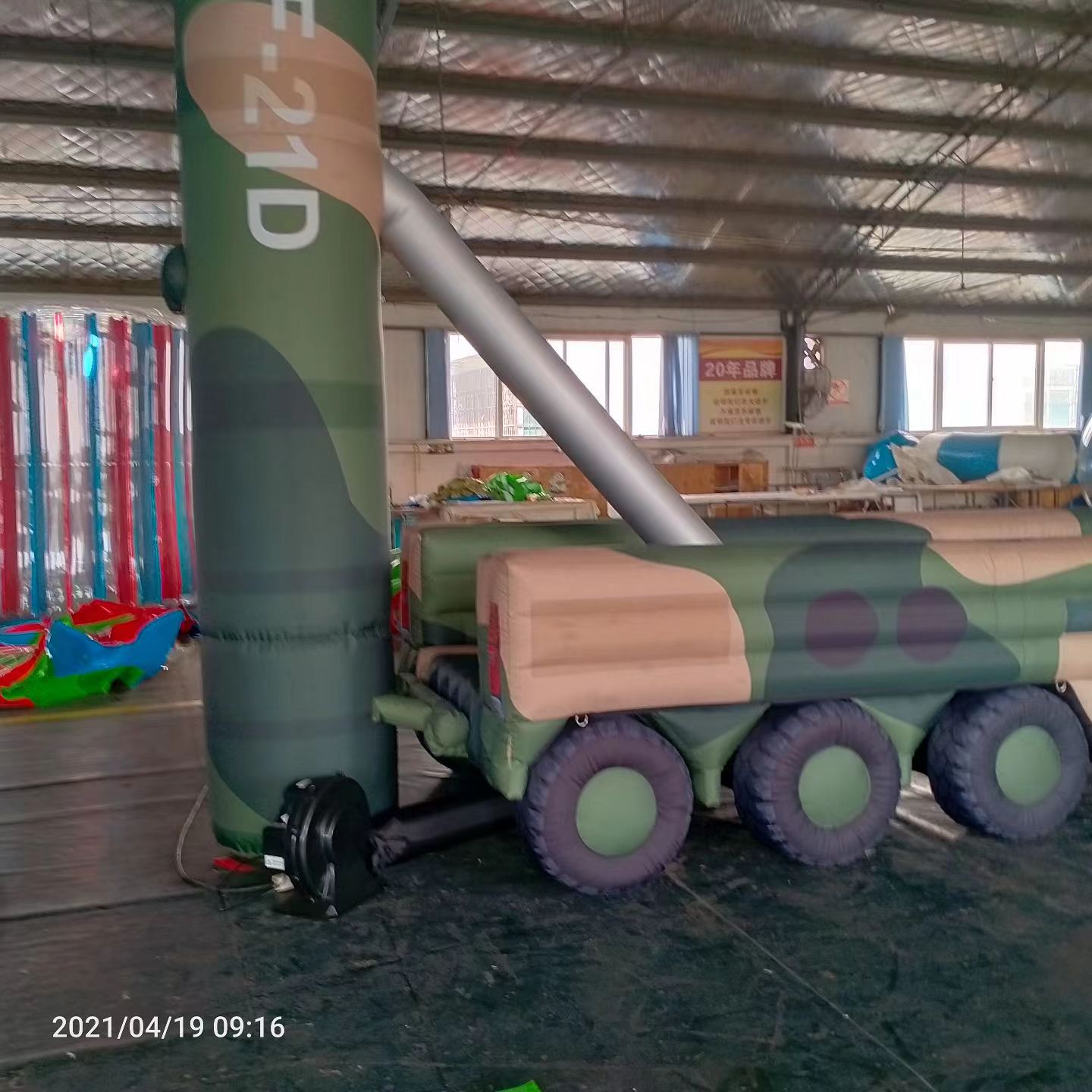 牡丹军事演习中的充气目标车辆：模拟发射车雷达车坦克飞机